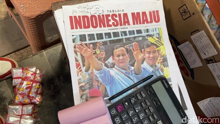 Tabloid Indonesia Maju tersebar di Pasar Mijen Kudus, Rabu (13/12/2023).