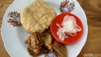 Selain acar lobak, makan tahu pong di sini juga bisa dicocol dengan saus petis. Sausnya terbuat dari campuran petis dan kecap manis. Foto: detikcom