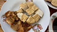 Dalam satu gigitan, kamu akan merasakan cita rasa gurih, asam dari acar lobak dan manis dari saus petisnya. Foto: detikcom