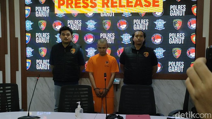 Tampang pembunuh MC Kawinan Garut (berbaju tahanan)