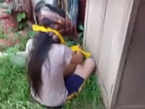 Tangkapan layar seorang remaja perempuan di Desa Peken Belayu, Kecamatan Marga, Kabupaten Tabanan, Bali, dibekap oleh orang tak dikenal.