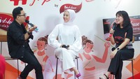 Gaya hidup sehat harus dimulai dari dalam tubuh adalah salah satu pesan penting yang disampaikan oleh Ahli Gizi, Seala Septiani dalam sesi talkshow. Selain itu, Ibu Seala juga meng-highlight bahwa Jepang memang terkenal dengan makanan yang lezat, dan juga berpotensi untuk menyembuhkan berbagai penyakit seperti makanan Kari Jepang. Kari Jepang sendiri berbahan dasar rempah-rempah yang memiliki banyak manfaat untuk kesehatan, salah satunya kunyit sebagai bahan dasar rempah kari memiliki khasiat dapat mencegah penyakit alzheimer atau pikun pada lansia.