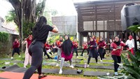 Acara semakin meriah dengan aktivitas kebugaran berupa pound fit. Peserta sangat antusias mengikuti kegiatan ini.
