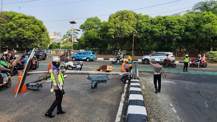 Tiang lampu merah di Depok roboh hingga menyebabkan lalu lintas tersendat