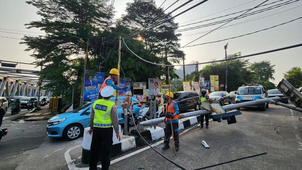 Tiang lampu merah di Depok roboh hingga menyebabkan lalu lintas tersendat