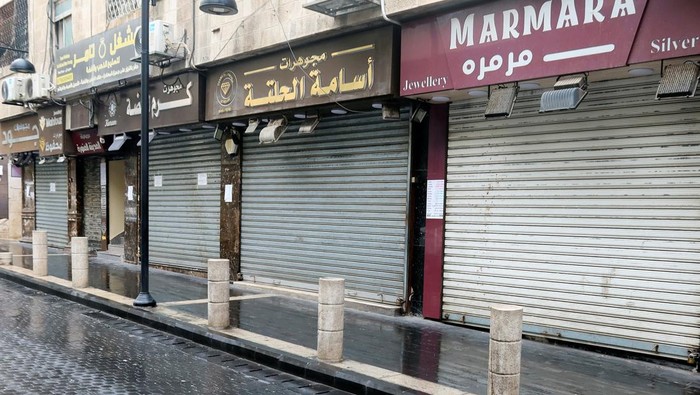 Toko-toko di Yordania Tutup Massal Sebagai Aksi Solidaritas Palestina A view shows an empty street with closed shops in response to a global call for a strike in solidarity with Palestinians in Gaza, in Amman, Jordan December 11, 2023. REUTERS/Jehad Shelbak