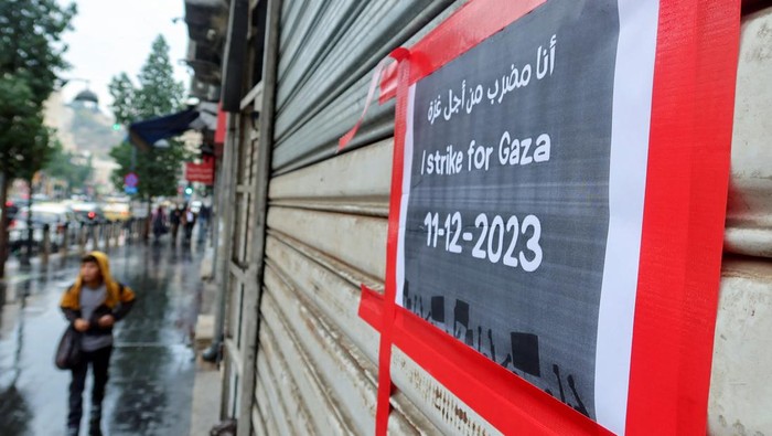 Toko-toko di Yordania Tutup Massal Sebagai Aksi Solidaritas Palestina A view shows an empty street with closed shops in response to a global call for a strike in solidarity with Palestinians in Gaza, in Amman, Jordan December 11, 2023. REUTERS/Jehad Shelbak