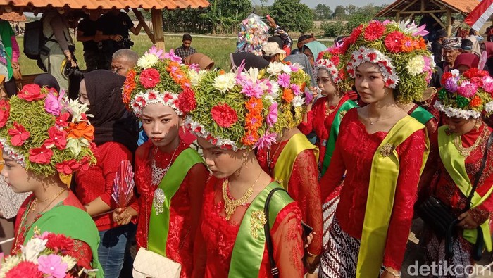 Tradisi Ngarot di Desa Lelea, Kecamatan Lelea, Kabupaten Indramayu sebagai tanda menjelang musim tanam padi