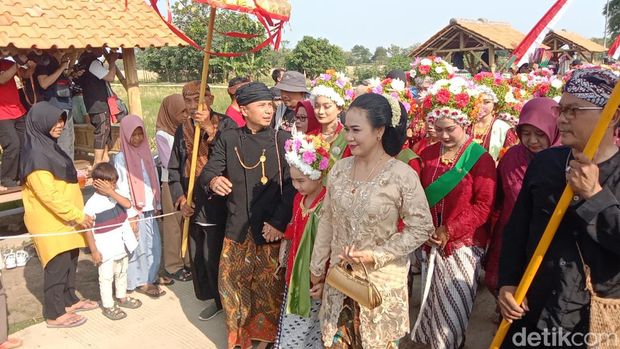 Tradisi Ngarot di Desa Lelea, Kecamatan Lelea, Kabupaten Indramayu sebagai tanda menjelang musim tanam padi