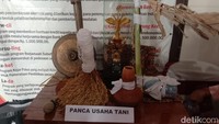Potret panca usaha tani, mulai dari bibit, air keberkahan dalam kendi, alat pertanian cangkul dan pedang, hingga pupuk serta bambu kuning dan daun klaras sebagai persimbol dalam upacara tersebut. Foto: Sudedi Rasmadi/detikJabar
