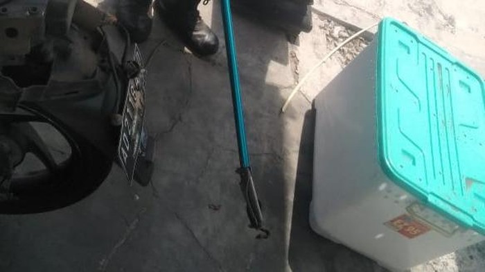 Ular kobra dievakuasi dari motor warga Desa Majegan, Kecamatan Tulung.