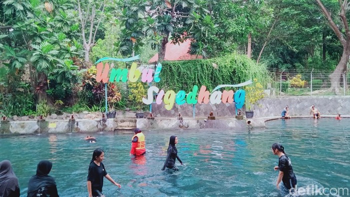 Umbul Sigedhang Klaten konon namanya diambil dari nama pohon pisang yang mengelilinginya. Airnya jernih dan diyakini untuk ritual.