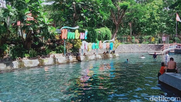 Umbul Sigedhang Klaten Umbul Sigedhang Klaten konon namanya diambil dari nama pohon pisang yang mengelilinginya. Airnya jernih dan diyakini untuk ritual.