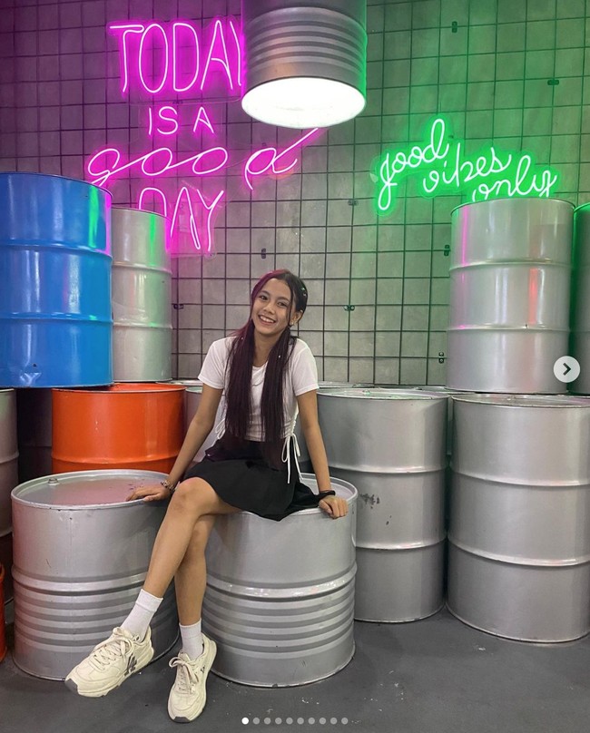 Baru-baru ini, Vanesya viral dengan videonya menampilkan lagu ’Tell Me’ yang dipopulerkan grup KPop Wonder Girls. Penampilannya dinilai kurang memuaskan karena belum fasih berbahasa Korea. Vanesya dinilai perlu lebih banyak latihan. Foto: dok. Instagram @sbs_universeticket_official