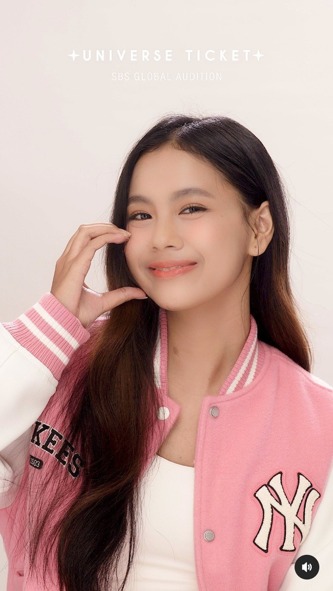 Sejumlah netizen Indonesia menyebut Vanesya mirip Jisoo BLACKPINK karena memiliki struktur wajah yang sama. Dalam penampilan terbarunya menampilkan lagu ‘Ticket To You’, Vanesya disebut-sebut semakin cantik karena terkena angin Korea. Foto: dok. Instagram @sbs_universeticket_official