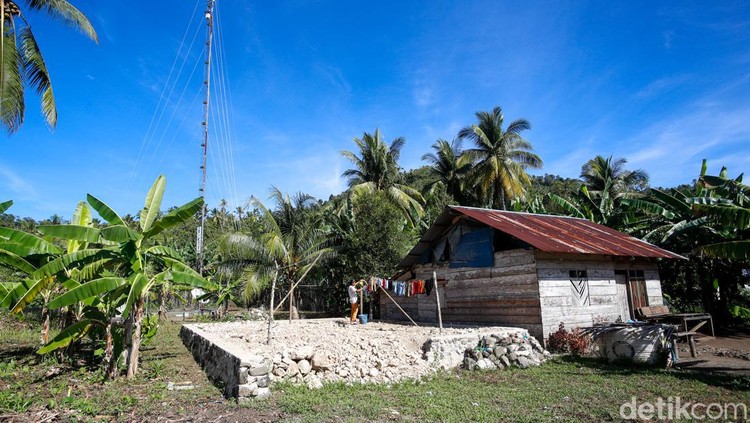 Warga di Wilayah Terluar Tak Perlu Lagi Sebrangi Laut Buat Internetan Tower BTS Bakti Kominfo di Desa Salube, Pulau Doi, Maluku Utara.