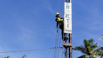 Meski begitu, sekarang warga Desa Salube bisa tersenyum lebar karena BAKTI Kominfo mendirikan sebuah BTS 4G yang bisa menghubungkan mereka dengan internet. Berkat adanya BTS tersebut, warga Desa Salube tak perlu lagi merogoh kocek yang dalam untuk internetan.