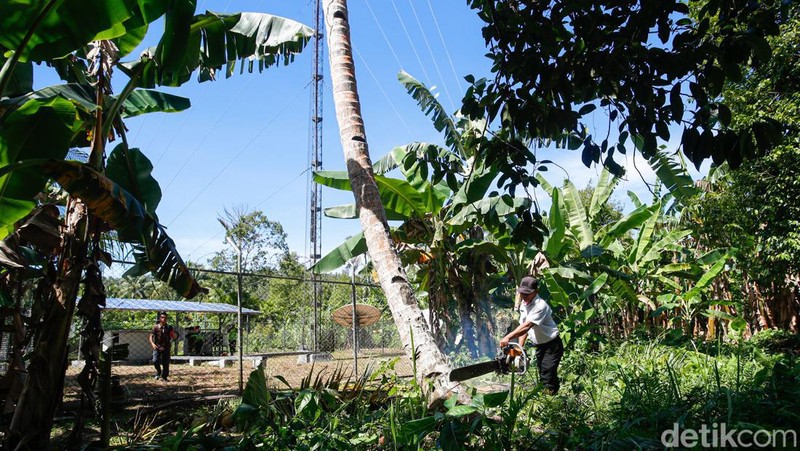 Tower BTS Bakti Kominfo di Desa Salube, Pulau Doi, Maluku Utara.