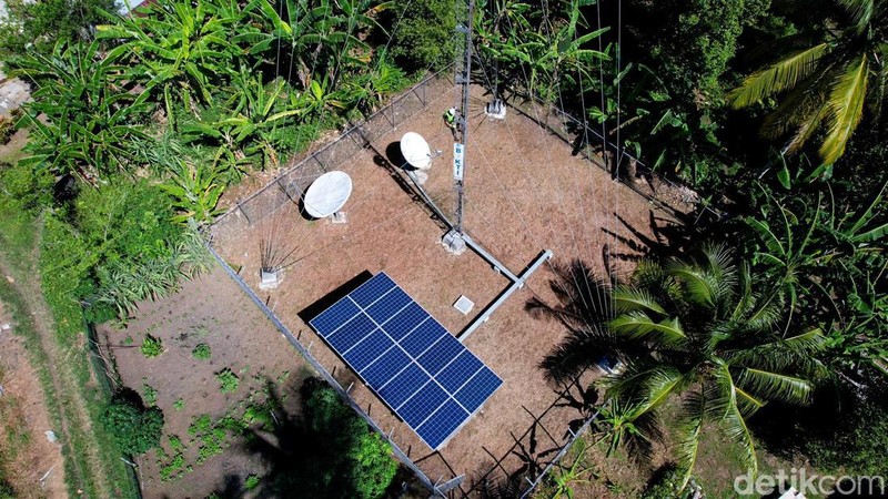Tower BTS Bakti Kominfo di Desa Salube, Pulau Doi, Maluku Utara.