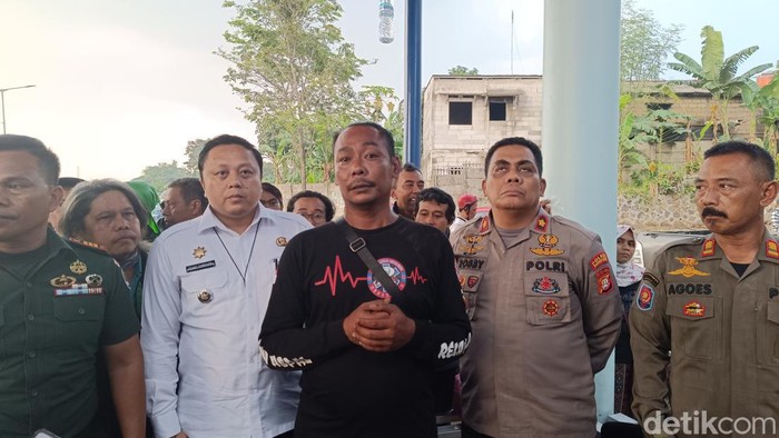 Windu berkaus warna hitam lengan panjang meminta maaf soal pungli ke ojol di Skybridge Bojonggede, Bogor.