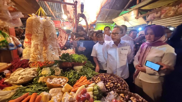 Zulkifli Hasan blusukan ke Pasar Tanjungsari, Sumedang.