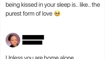 Dicium saat tertidur adalah hal romantis jika dilakukan oleh pasangan, tapi kalau skenarionya kayak yang di komentar sih serem juga. Foto: funnyposts via Bored Panda