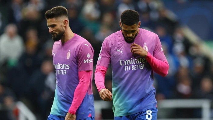 Soccer Football - Champions League - Group F - Newcastle United v AC Milan - St James Park, Newcastle, Britain - December 13, 2023 AC Milans Olivier Giroud and Ruben Loftus-Cheek look dejected REUTERS/Molly Darlington