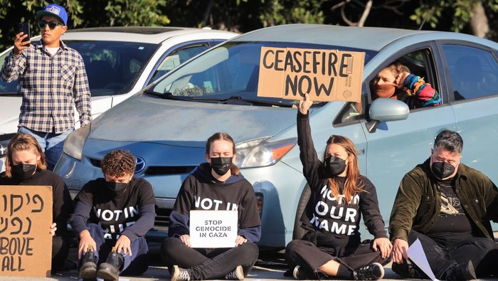Aksi Aktivis Yahudi Blokir Jalan di AS Tuntut Gencatan Senjata Gaza Protesters demanding a ceasefire and an end to U.S. support for Israel's attack on Gaza block morning traffic on the 110 Freeway, in Los Angeles, California, U.S., December 13, 2023. REUTERS/David Swanson