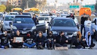 Para pengunjuk rasa memblokir lalu lintas pagi di 110 Freeway, Los Angeles, California, Amerika Serikat, Rabu (13/12/2023) waktu setempat. Mereka menuntut gencatan senjata dan diakhirinya dukungan AS terhadap serangan Israel di Gaza.