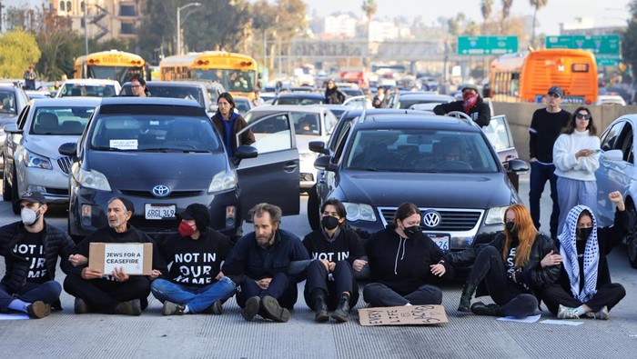 Protesters demanding a ceasefire and an end to U.S. support for Israel's attack on Gaza block morning traffic on the 110 Freeway, in Los Angeles, California, U.S., December 13, 2023. REUTERS/David Swanson