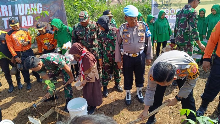 Aksi TNI dan polisi tanam pohon demi cegah longsor di Kabupaten Bogor, Jawa Barat.