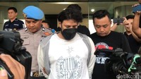 Ammar Zoni pertama kali muncul setelah dua hari mendekam di Polres Jakarta Barat, usai diamankan karena kasus narkoba untuk ketiga kalinya. Foto: Febri/detikHOT
