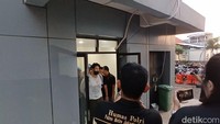 Ammar Zoni diamankan di salah satu apartemen yang berada di daerah Serpong, Tangerang Selatan pada Selasa (12/12/2023). Foto: Febri/detikHOT