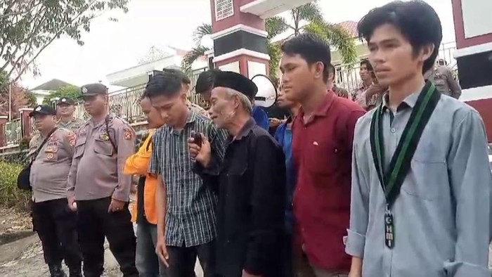 Anang (berbaju hitam) berorasi di depan PN Tebo memprotes vonis 3 bulan bui untuk Budi yang telah memperkosa anaknya.