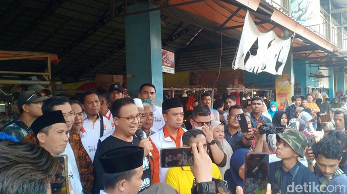 Anies saat berada di pasar Angso Duo Jambi