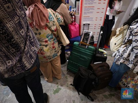 Antrean panjang koper penyedia jasa titip (jastip) terlihat di acara Jakarta X Beauty 2023 di Jakarta Convention Center (JCC), Jakarta, Kamis (14/12/2023). (CNBC Indonesia/Tri Susilo)