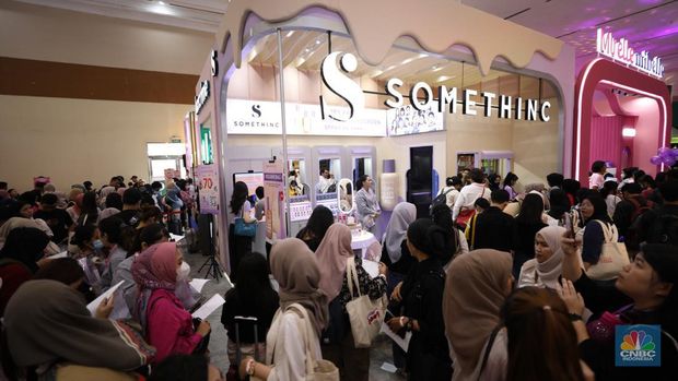 Antusias pengunjung memadati pintu masuk gelaran Jakarta X Beauty yang digelar pada 14-17 Desember 2023 di Jakarta Convention Center (JCC), Kamis (14/12/2023). (CNBC Indonesia/Tri Susilo)