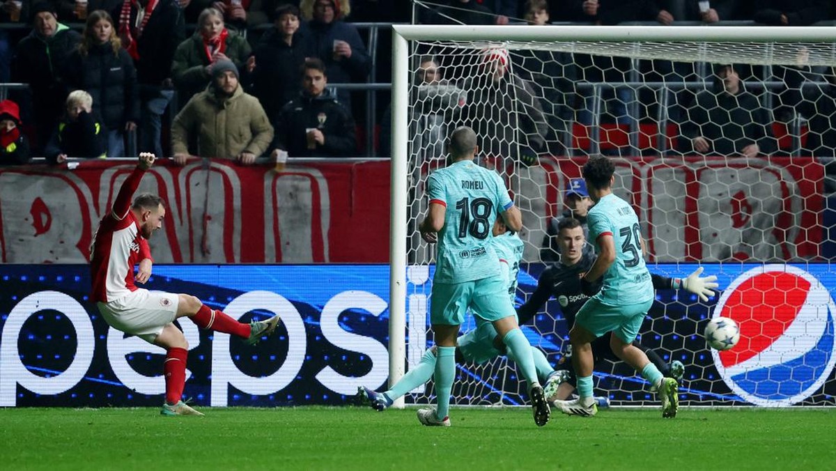 Barcelona dikalahkan Royal Antwerp 2-3 di laga terakhir fase grup Liga Champions. (Foto: REUTERS/YVES HERMAN)