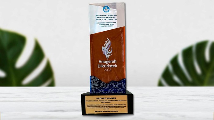 Anugerah Diktiristek 2023, LPPM UNJ Raih Penghargaan HKI Tertinggi Direktorat Jenderal Pendidikan Tinggi, Riset, dan Teknologi Kementerian Pendidikan, Kebudayaan, Riset, dan Teknologi (Ditjen Diktiristek Kemendikbudristek) menggelar penghargaan Anugerah Diktiristek 2023 pada 13 Desember 2023 di Hotel Sheraton Grand Jakarta. Pada perhelatan Anugerah Diktiristek 2023, Lembaga Penelitian dan Pengabdian kepada Masyarakat Universitas Negeri Jakarta (LPPM UNJ) berhasil meraih penghargaan atas reputasinya dalam Kategori Hak Kekayaan Intelektual (Garuda Award) Sub Kategori Institusi Klaster Mandiri Dengan Skor perolehan Hak Kekayaan Intelektual (HKI) Tertinggi Periode Tahun 2020 – 2022. Penghargaan ini diterima langsung oleh Prof. Komarudin selaku Rektor UNJ yang turut hadir dalam acara Anugerah Diktiristek 2023.
