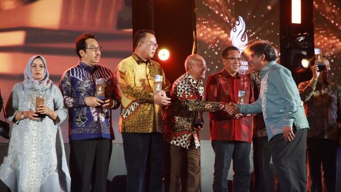 Anugerah Diktiristek 2023, LPPM UNJ Raih Penghargaan HKI Tertinggi Direktorat Jenderal Pendidikan Tinggi, Riset, dan Teknologi Kementerian Pendidikan, Kebudayaan, Riset, dan Teknologi (Ditjen Diktiristek Kemendikbudristek) menggelar penghargaan Anugerah Diktiristek 2023 pada 13 Desember 2023 di Hotel Sheraton Grand Jakarta. Pada perhelatan Anugerah Diktiristek 2023, Lembaga Penelitian dan Pengabdian kepada Masyarakat Universitas Negeri Jakarta (LPPM UNJ) berhasil meraih penghargaan atas reputasinya dalam Kategori Hak Kekayaan Intelektual (Garuda Award) Sub Kategori Institusi Klaster Mandiri Dengan Skor perolehan Hak Kekayaan Intelektual (HKI) Tertinggi Periode Tahun 2020 β 2022. Penghargaan ini diterima langsung oleh Prof. Komarudin selaku Rektor UNJ yang turut hadir dalam acara Anugerah Diktiristek 2023.