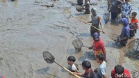 Kata Asatan berasal dari bahasa lokal warga setempat yang mayoritas suku Madura. Asatan artinya menguras hingga kering. Yakni menguras bendungan hingga kering.