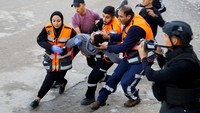 Para relawan medis ini berusaha menolong korban yang terluka akibat serangan Israel ke wilayah Jenin.