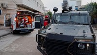 Tampak petugas medis memberikan pertolongan darurat di dalam mobil ambulans karena jalan diblokir militer Israel.