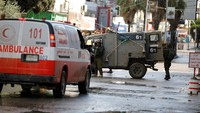 Kendaraan militer Israel menutup jalan di Jenin dan membuat ambulans yang membawa korban luka tertahan, Rabu (13/12/2023).