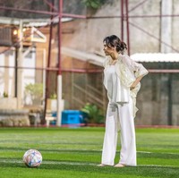 Sambil mengenakan busana serba putih, Azizah terlihat begitu antusias menjajal olahraga yang sekaligus menjadi profesi suaminya. Ia juga tak takut cedera saat bermain sepak bola. Foto: Instagram/@acadumpie