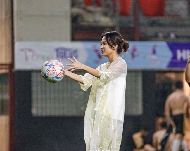 Meski mengenakan pakaian kondangan namun wajah Azizah terlihat polos tanpa pulasan makeup. Rambutnya pun hanya dicepol ke belakang. Foto: Instagram/@acadumpie