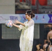 Meski mengenakan pakaian kondangan namun wajah Azizah terlihat polos tanpa pulasan makeup. Rambutnya pun hanya dicepol ke belakang. Foto: Instagram/@acadumpie