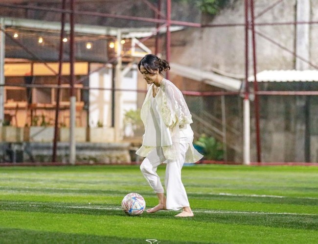 Celana panjang bahan tersebut tampak dipadukan Azizah dengan tanktop putih dan outer transparan berwarna senada. Gaya Azizah saat bermain bola itu pun langsung ramai dikomentari netizen. “Lucu polllllllllllll,” komentar salah seorang netizen. Foto: Instagram/@acadumpie