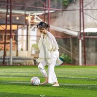 Celana panjang bahan tersebut tampak dipadukan Azizah dengan tanktop putih dan outer transparan berwarna senada. Gaya Azizah saat bermain bola itu pun langsung ramai dikomentari netizen. “Lucu polllllllllllll,” komentar salah seorang netizen. Foto: Instagram/@acadumpie