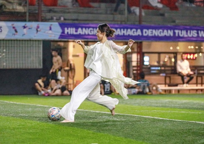Melihat gaya Azizah saat bermain bola, tak sedikit yang memujinya dan menyebut istri Arhan itu sudah cocok ikut menjadi anggota Timnas Indonesia. Foto: Instagram/@acadumpie